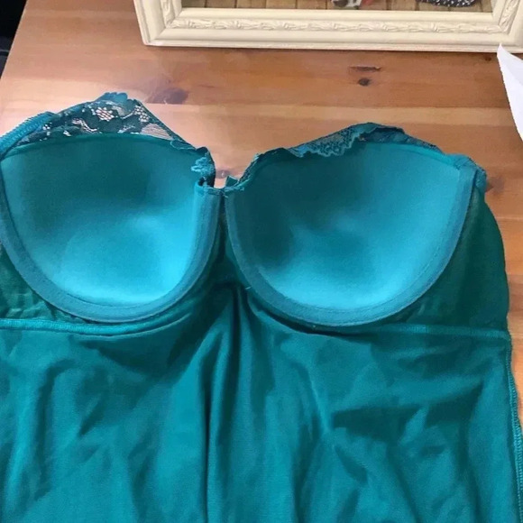 La Vie en Rose Emerald Green nightie w padded, underwire cups, adjustable straps - Picture 4 of 10